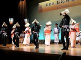 華麗な踊りを披露する出演者＝越中八尾観光会館
