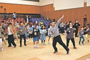 歌やダンスの練習に励むメンバー＝高岡市ふれあい福祉センター