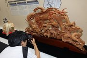 井波彫刻の細かな造形に見入る来場者