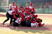 ソフトボール、トヨタが３連覇