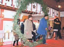 茅の輪くぐり無病息災願う　富山・日枝神社