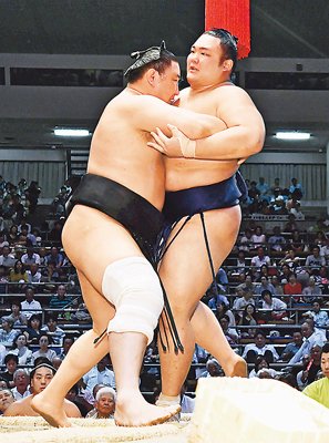 朝乃山３敗目　優勝争い混沌