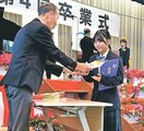 卒業生にチューリップを贈る大居さん（左）
