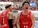 富山－静岡　第４Ｑ、ケネディ（左）がシュートを決め、雄叫びを上げる宇都