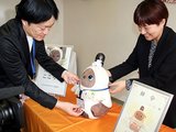 矢澤社長（左）が名札を付けた