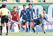 富山－鳥取　ゴール前で必死に守る富山の選手たち（上田友香撮影）