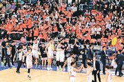 Ｂ１復帰が決まり、喜ぶ富山の選手とブースター