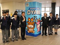 ホッケータウンＰＲ、石動駅に立体パネル　小矢部・石動高生の提案から実現