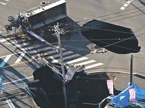 埼玉の道路陥没、新たな穴　トラック運転手の救助続く