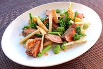 牛ロースステーキ　春の野菜と共に