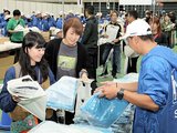 参加賞のTシャツを受け取るランナー