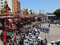 絢爛７基、青天に映え　高岡御車山祭
