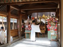 初詣へ準備万端、縁起物はらい清める　高岡・射水神社