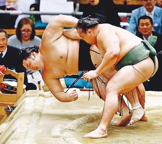 朝乃山、悔しい初黒星　「焦って攻め過ぎた」