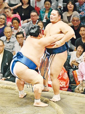 朝乃山、琴奨菊に寄り切られ３敗目　秋場所９日目