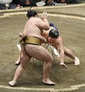 朝乃山、輝に敗れ初黒星　秋場所４日目