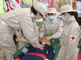 救護訓練で心臓マッサージを施す看護師ら＝富山赤十字病院