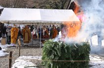 縁起物お焚き上げ、１年の無事に感謝　津幡・倶利迦羅不動寺