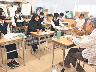 富山大空襲、絵画で後世に　富山国際大付高美術部、体験者から聞き取り