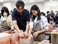 良いもの作るぞ　高岡で「銅器に親しむつどい」、スズの腕輪 児童体験