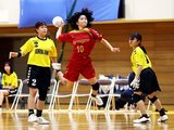 女子振興枠決定戦　ターミガンズ富山－堀川　力強くシュートを放つターミガンズ富山の選手（中央）