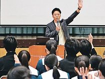 壁乗り越える瞬間面白い　トライアスロン日本代表の中山さん、富山南高で講演