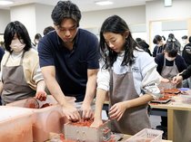 児童が鋳物作り楽しむ　高岡で「銅器に親しむつどい」