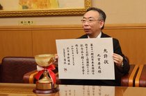 北日本本因坊、丸吉さん（高岡）に允許状　「感謝と謙虚を学んだ」