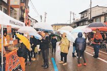 伝統 つごもり大市活気　南砺で地場産野菜・加工品販売