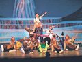 歌い踊り華やか舞台　となみミュージカルキッズ、オリジナル演目上演