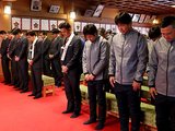 おはらいを受け、必勝を祈願するカターレの選手ら＝日枝神社