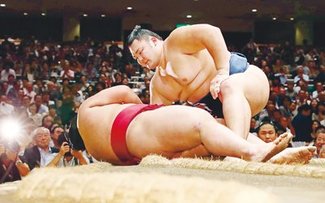 朝乃山９勝目Ｖ争い残った　無欲を強調「残り２番楽しみたい」