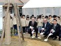 北銀と川田工業、南砺市誕生２０周年で２００万円寄付　福野の保育園で植樹も