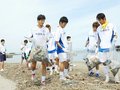 カターレ選手が海岸きれいに　富山・八重津浜で清掃活動