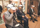 ゴーグルを着けてＶＲ映像を体験する運営委員