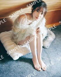 櫻坂46松田里奈が上目づかい…すらり美脚　1st写真集の封入特典ショット第3弾が解禁