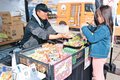 食品ロス楽しく減らそう　キッチンカー運営・岡本さん（小矢部）がイベント、期限近い菓子活用 子どもが選び袋詰め