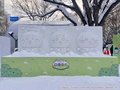 『ちいかわ』雪像、さっぽろ雪まつり登場！200人の行列　ハチワレ・うさぎ…大勢のファン撮影