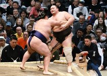 朝乃山、連勝ストップ　大相撲春場所７日目