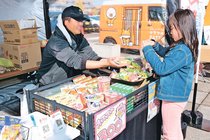 食品ロス楽しく減らそう、期限近い菓子活用 子どもが選び袋詰め　キッチンカー運営・岡本さん（小矢部）がイベント