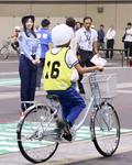 小学生が自転車乗り方競う
