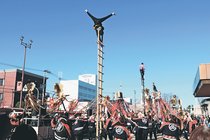 はしご登り心意気示す　高岡で消防出初め式