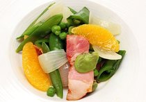 春の豆とベーコンのサラダ