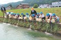 稚魚放流、大きくなあれ　黒部・若栗保育所園児、ヤマメの生態学ぶ