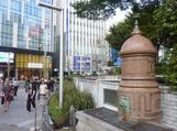 　新宿東口広場の馬水槽＝東京都新宿区