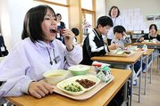 朝どれのホタルイカを使った給食を味わう児童