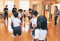 <すくすくとやま>先生って忙しい編(下)<br />チーム担任制 導入広がる 複数で子どもと向き合う