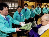 食品スーパー展開の三喜有、南砺・安居寺で幸福願い恵方巻き材料に祈とう