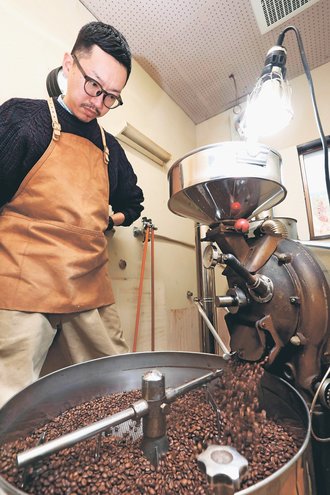 ＜私の相棒＞１３　焙煎機<br />「ＦＬＡＴ ＣＯＦＦＥＥ」焙煎士・平釜真吾さん（３７）立山町