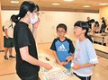 児童、カードゲームで経済学ぶ　高岡・御旅屋セリオ